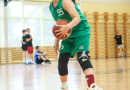 Puiši spēlē basketbola sporta zālē