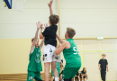 Puiši spēlē basketbola sporta zālē