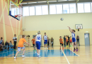 Puiši spēlē basketbola sporta zālē
