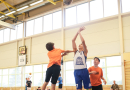 Puiši spēlē basketbola sporta zālē