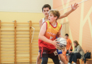 Puiši spēlē basketbola sporta zālē