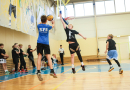 Puiši spēlē basketbola sporta zālē
