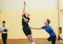 Puiši spēlē basketbola sporta zālē