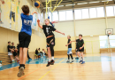 Puiši spēlē basketbola sporta zālē