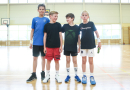 Puiši spēlē basketbola sporta zālē