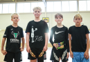 Puiši spēlē basketbola sporta zālē
