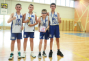 Puiši spēlē basketbola sporta zālē