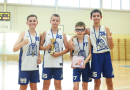 Puiši spēlē basketbola sporta zālē
