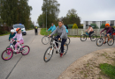 Bildē redzams Aktīvās tūrisma sezonas noslēguma velo brauciens Mārupes novadā