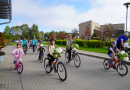 Bildē redzams Aktīvās tūrisma sezonas noslēguma velo brauciens Mārupes novadā