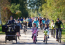 Bildē redzams Aktīvās tūrisma sezonas noslēguma velo brauciens Mārupes novadā