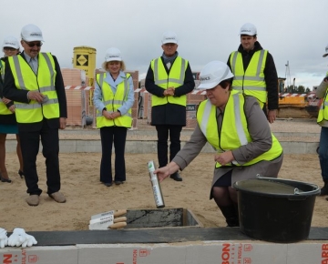 Kapsulas iemūrēšana Rožu ielas bērnudārza pamatos, 09.10.2015.