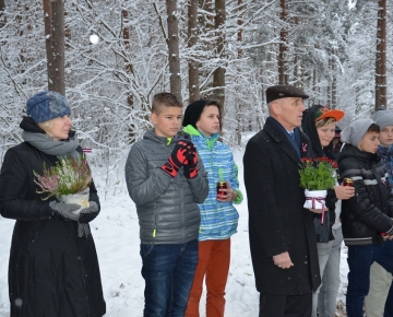 Atceres brīdis pie pieminekļiem Pirmās neatkarīgās LR karavīriem, 10.11.2016.