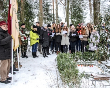 Barikāžu atceres brīdis Mārupē pie Roberta Mūrnieka atdusas vietas, 16.01.2017.