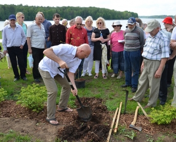 Mārupieši stāda ozolu Likteņdārzā, 20.05.2014.