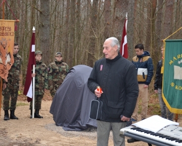 Tiek atklāts piemiņas akmens latviešu karavīriem, 13.11.2014.