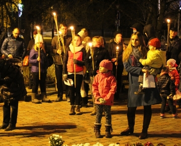 Lāpu gājiens un piemiņas brīdis Mārupes kapos; Foto: L.Allens 11.11.2015.