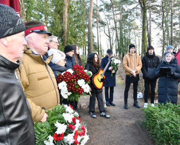 Piemiņas brīdis pie Roberta Mūrnieka atdusas vietas, 16.01.2023.
