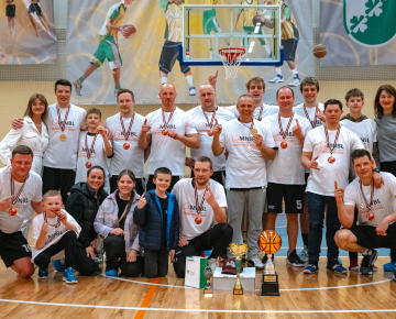Basketbolisti sporta zālē
