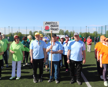 Daudz senioru sporto futbola laukumā