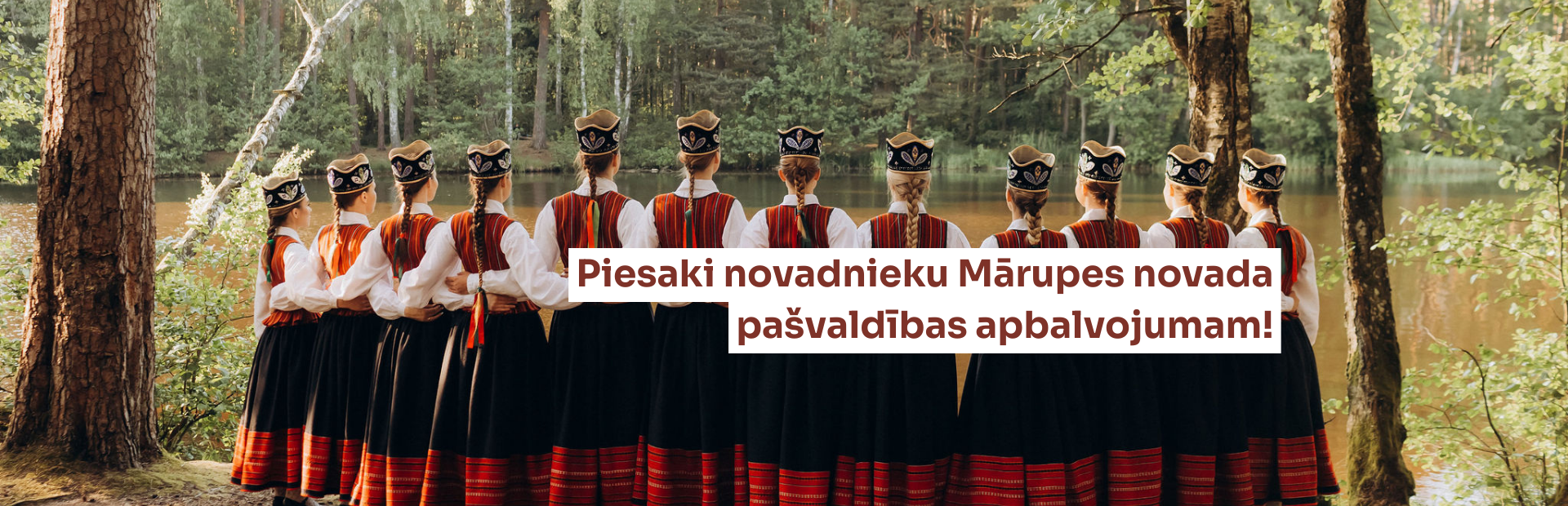 Meitenes tautastērpos brīvdabā ar teksta grafiku uz gaiša fona