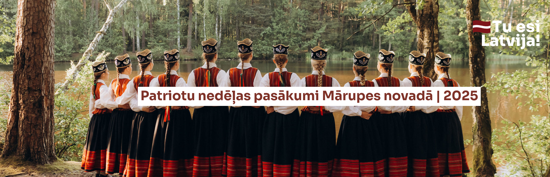 Meitenes tautastērpos brīvdabā ar teksta grafiku uz gaiša fona