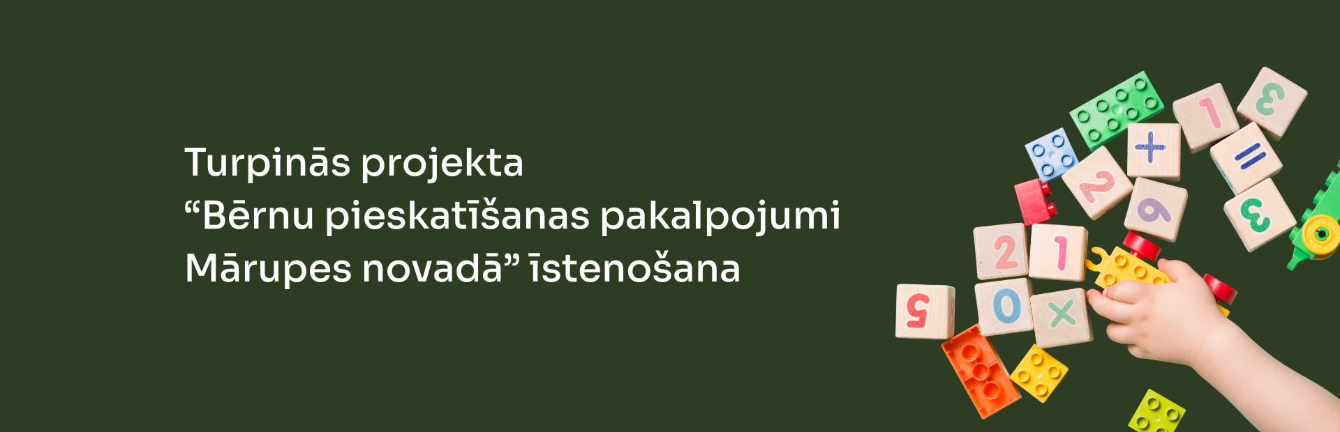 Zaļš fons ar baltiem burtiem un krāsainiem elementiem