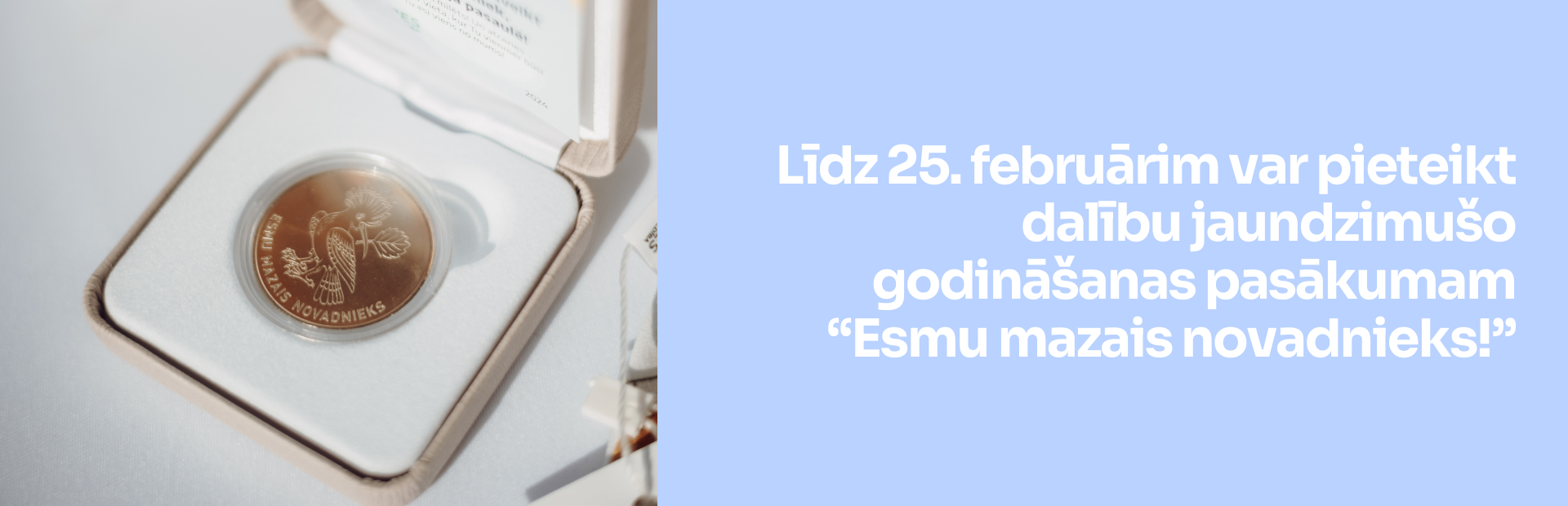 Gaišs foto ar kastīti un monētu, virsū teksta grafika