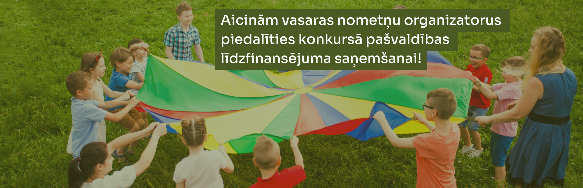 Zaļš vizuālis ar krāsainiem elementiem