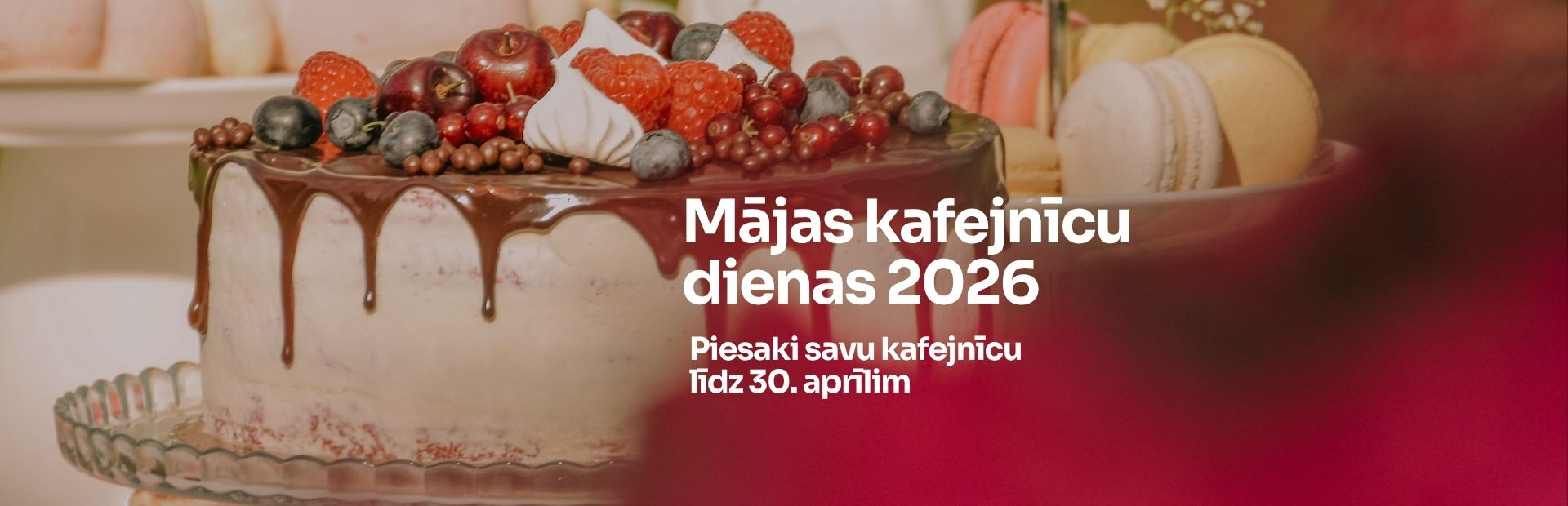 Sarkans fons, priekšplānā kūka, tekstā aicinājums pieteikt savu mājas kafejnīcu Mājas kafejnīcu dienām 2026