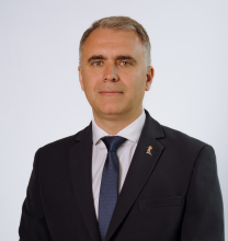 Vīrieša portrets uz gaiša fona