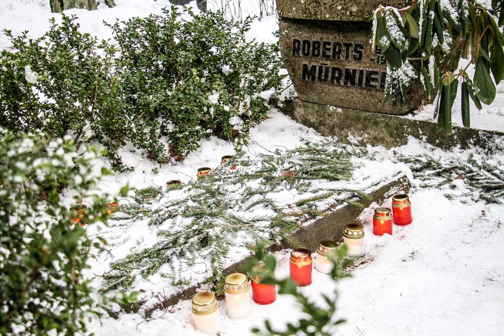 Barikāžu atceres brīdis Mārupē pie Roberta Mūrnieka atdusas vietas, 16.01.2017.