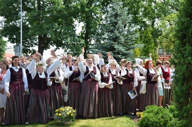 acelts Dziesmu un deju svētku karogs Mārupē! 30.06.2013.