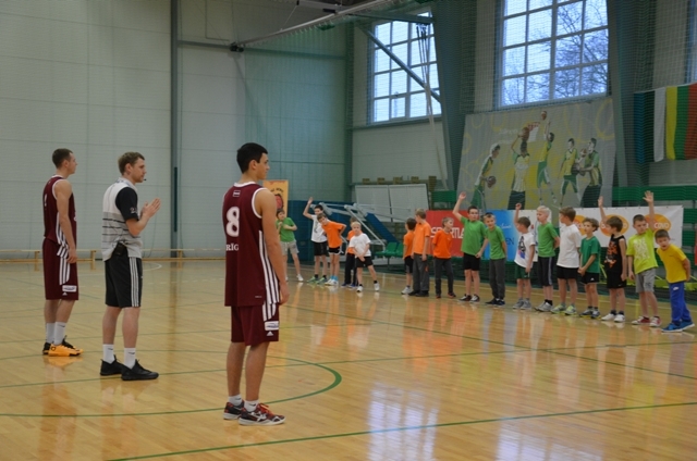 Mārupes skolēni sporto kopā ar basketbolistu Uldi Viļumu, 19.12.2013.