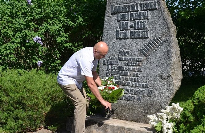 Mārupieši stāda ozolu Likteņdārzā, 20.05.2014.