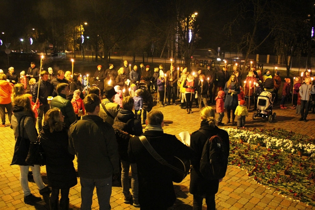 Lāpu gājiens un piemiņas brīdis Mārupes kapos; Foto: L.Allens 11.11.2015.