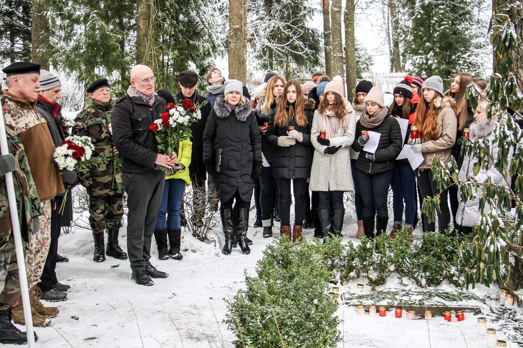 Barikāžu atceres brīdis Mārupē pie Roberta Mūrnieka atdusas vietas, 16.01.2017.