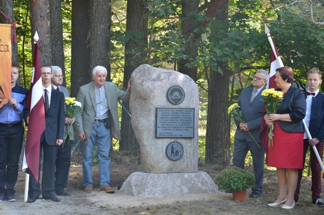 Pieminekļa atklāšana pirmās neatkarīgās Latvijas armijas karavīru godināšanai, 10.09.2013.