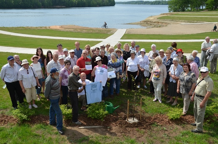 Mārupieši stāda ozolu Likteņdārzā, 20.05.2014.