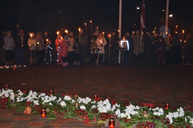 Lāčplēša dienas piemiņas brīži un lāpu gājiens Mārupē, 11.11.2014.