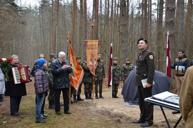 Tiek atklāts piemiņas akmens latviešu karavīriem, 13.11.2014.