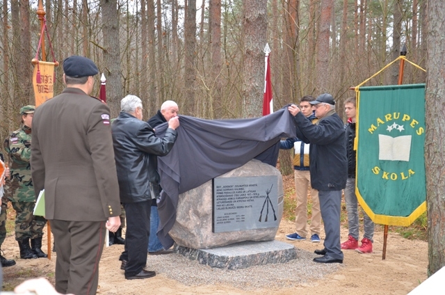 Tiek atklāts piemiņas akmens latviešu karavīriem, 13.11.2014.