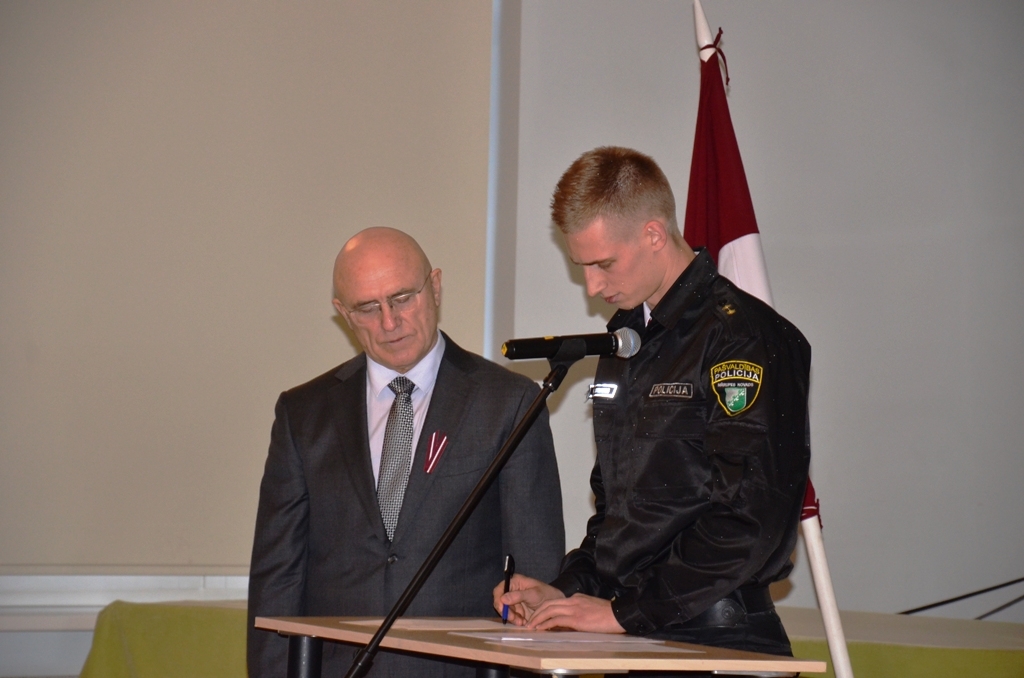 Pašvaldības policijas darbinieku zvēresta nodošana 04.12.2015.