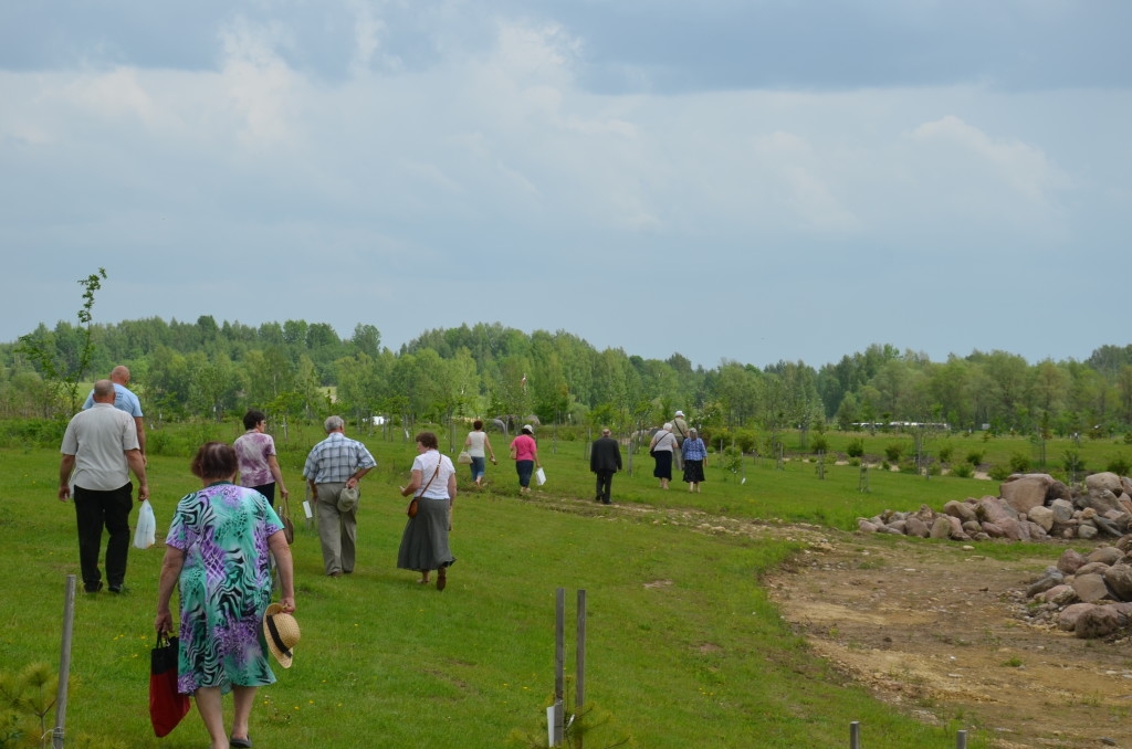 Mārupieši stāda ozolu Likteņdārzā, 20.05.2014.
