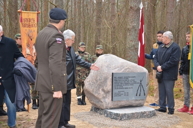Tiek atklāts piemiņas akmens latviešu karavīriem, 13.11.2014.