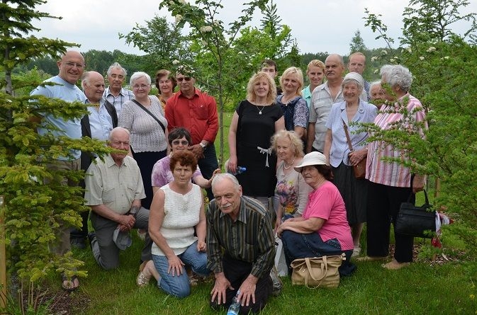 Mārupieši stāda ozolu Likteņdārzā, 20.05.2014.