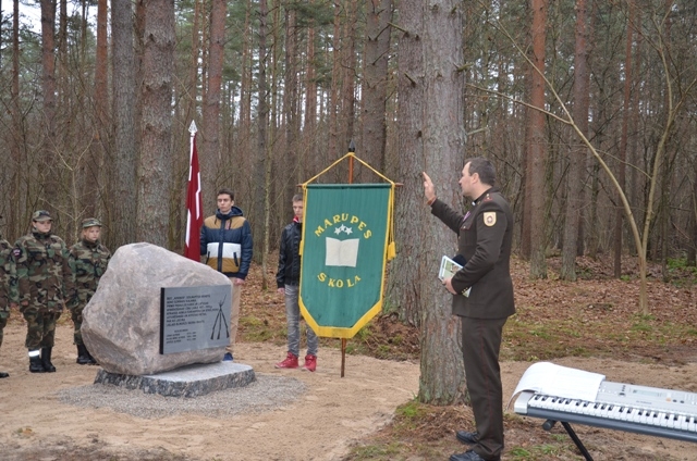 Tiek atklāts piemiņas akmens latviešu karavīriem, 13.11.2014.