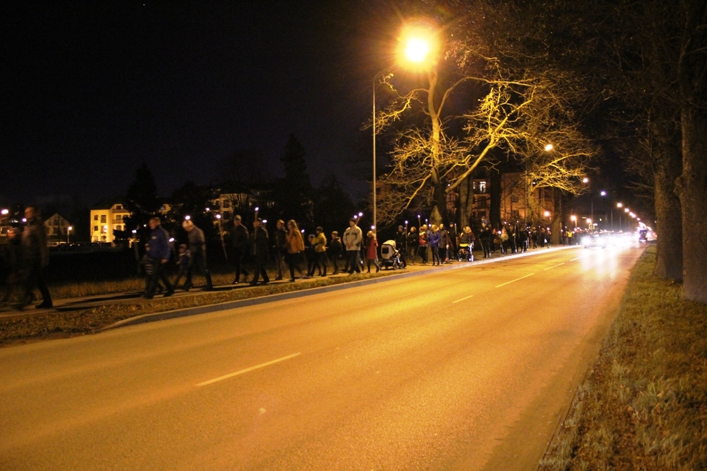 Lāpu gājiens un piemiņas brīdis Mārupes kapos; Foto: L.Allens 11.11.2015.