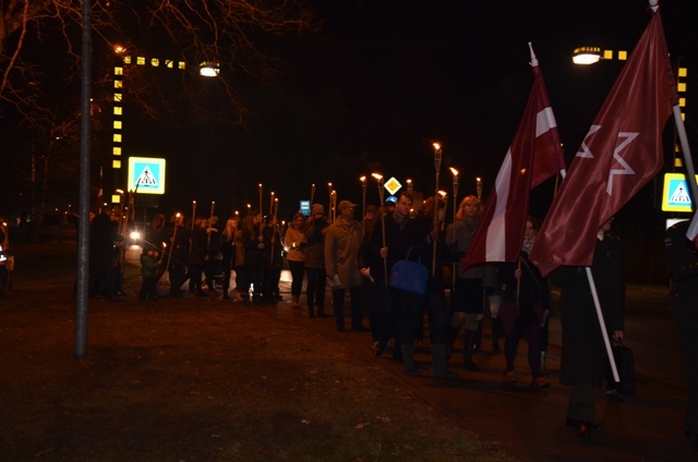 Lāčplēša dienas piemiņas brīži un lāpu gājiens Mārupē, 11.11.2014.