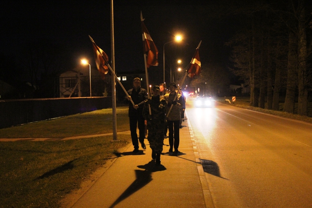 Lāpu gājiens un piemiņas brīdis Mārupes kapos; Foto: L.Allens 11.11.2015.